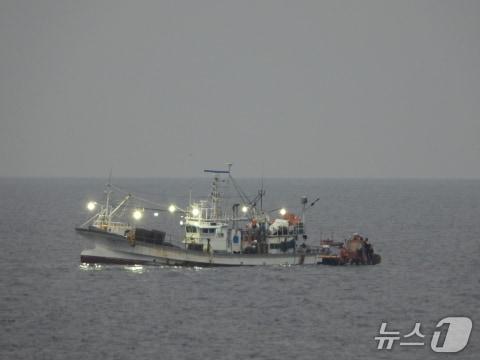 본문 이미지 - 경북 포항해양경찰서가 22일 오후 10시 58분쯤 구룡포 동방 약 170km 해상에서 항해 중이던 통발어선 A호(9.77톤)가 스크루에 부유뮬이 감겨 기관이 작동하지 않는다는 신고를 받고 출동해 구조작업을 펼쳤다. (포항해양경찰서제공, 제판매 및 DB금지) 2025.6.23/뉴스1