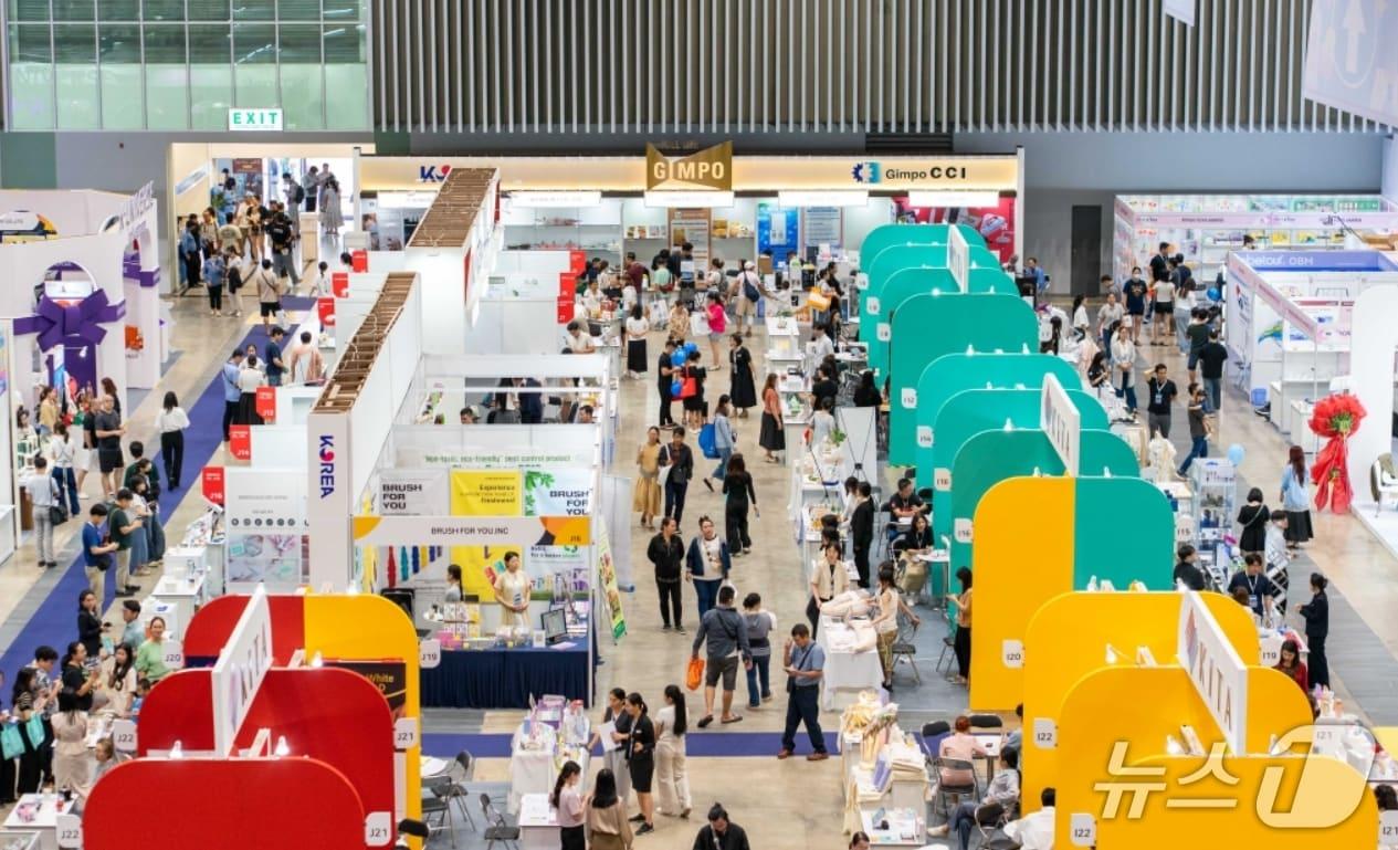 본문 이미지 - 대구·경북 지역 수출기업들이 동남아와 유럽시장 개척을 위해 참가한 전시상담회에서 큰 성과를 거뒀다. 사진은 지난 5~8일 베트남 호찌민에서 열린 '국제 프리미엄 소비재 전시회' 모습.(무역협회 대구경북본부 제공. 재판매 및 DB 금지)