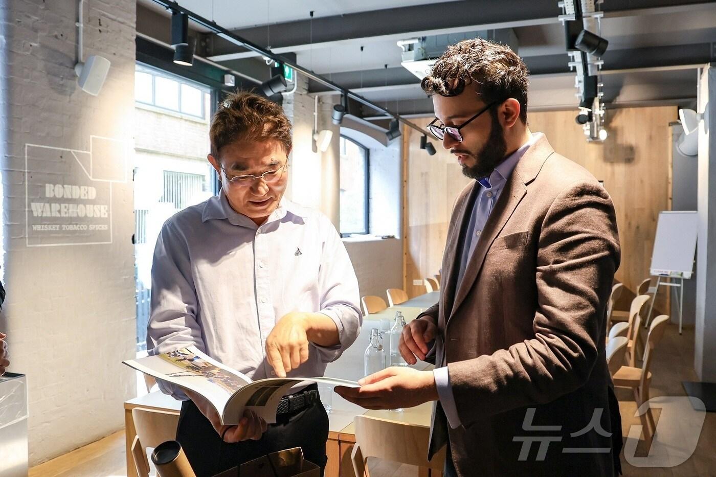 노관규 순천시장이 치유산업 선진지인 영국을 방문해 관련 사업 전략을 모색하고 있다.(순천시 제공. 재판매 및 DB 금지)