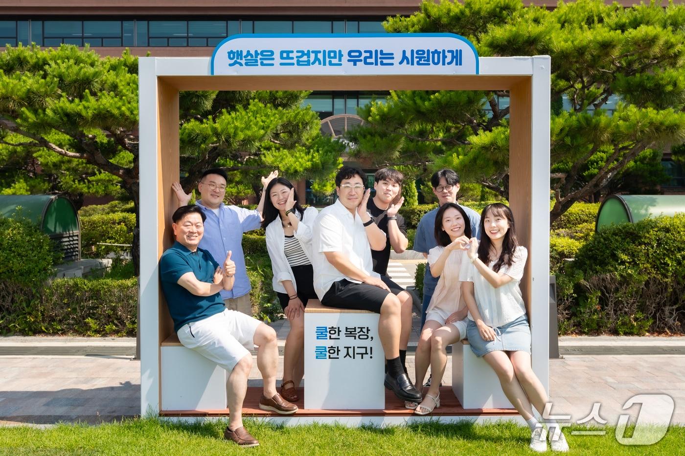 박승원(맨 왼쪽) 광명시장이 '반바지 시즌'을 알리며 직원들과 사진 촬영을 하고 있다.(광명시 제공)