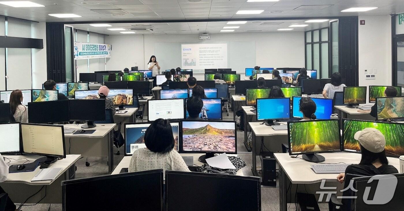광양시가 시민들을 대상으로 한 &#39;AI 데이터라벨러 양성 교육&#39;을 실시하고 있다&#40;광양시 제공&#41;  
