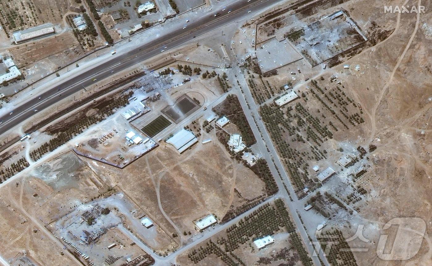 이스라엘의 공격으로 이란 서부에 있는 케르만샤의 미사일 시설 입구가 파괴됐다. 2025.6.15 ⓒ AFP=뉴스1 ⓒ News1 김경민 기자