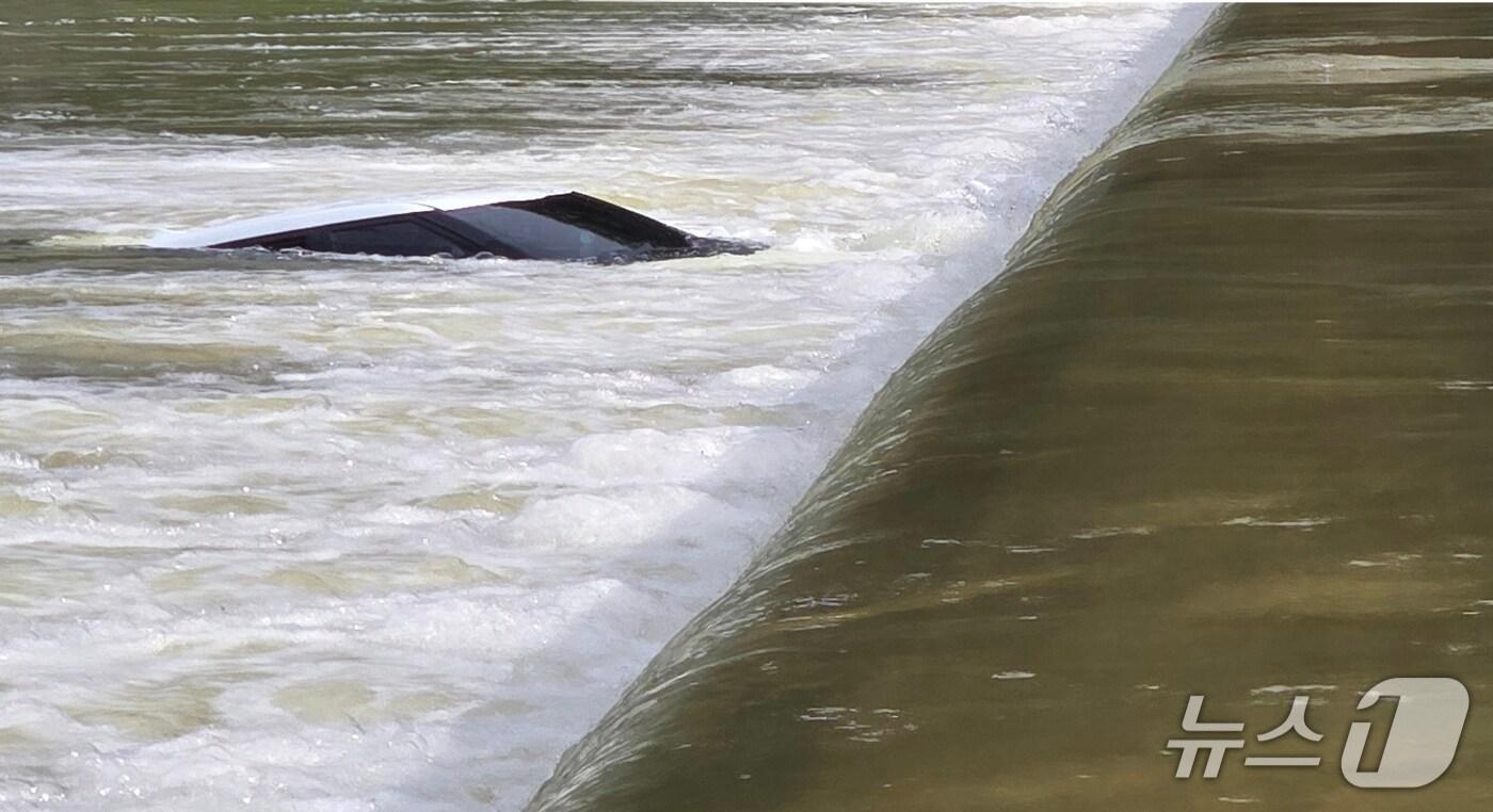 22일 오후 4시16분쯤 포항의 한 하천에서 70대 A 씨가 탄 승용차가 불어난 물에 잠겨 차량 지붕만 겨우 보이고 있다.(포항북부경찰서 제공, 재판매 및 DB금자) 2025.6.23/뉴스1 
