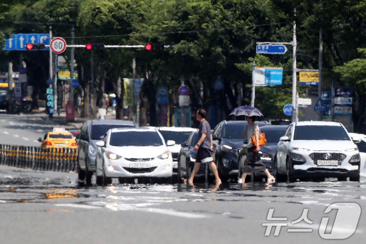 장맛비가 주춤한 사이 30도를 넘는 무더위가 기승을 부린 23일 오후 뜨거워진 대구 수성구 달구벌대로 위로 아지랑이가 피어오르고 있다. 2025.6.23/뉴스1 ⓒ News1 공정식 기자
