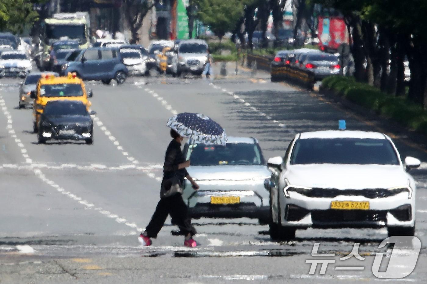 장맛비가 주춤한 사이 30도를 넘는 무더위가 기승을 부린 23일 오후 뜨거워진 대구 수성구 달구벌대로 위로 아지랑이가 피어오르고 있다. 2025.6.23/뉴스1 ⓒ News1 공정식 기자