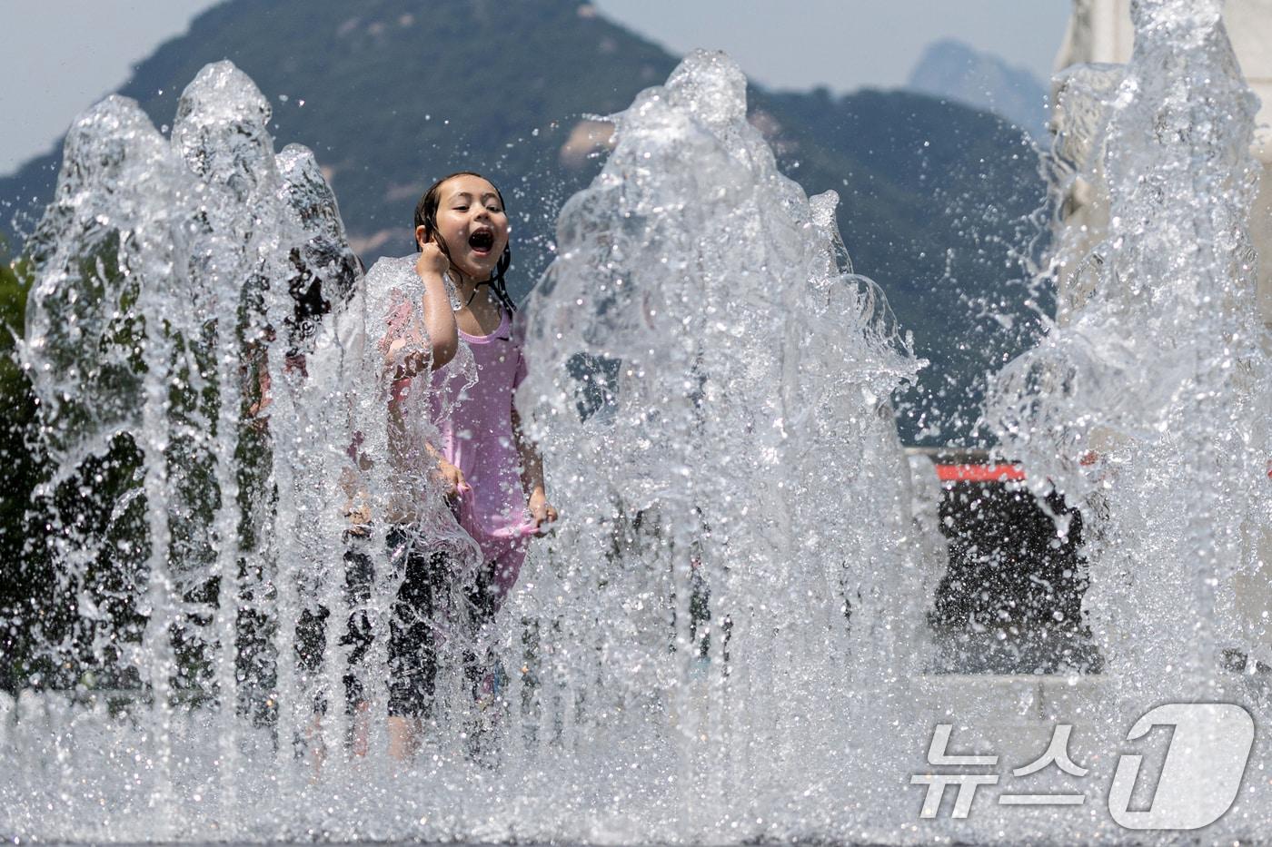 서울 낮 최고기온이 32도에 이르는 등 무더운 날씨가 예보된 23일 오후 서울 세종대로 광화문광장 바닥분수대를 찾은 어린이들이 더위를 식히고 있다. 2025.6.23/뉴스1 ⓒ News1 이승배 기자