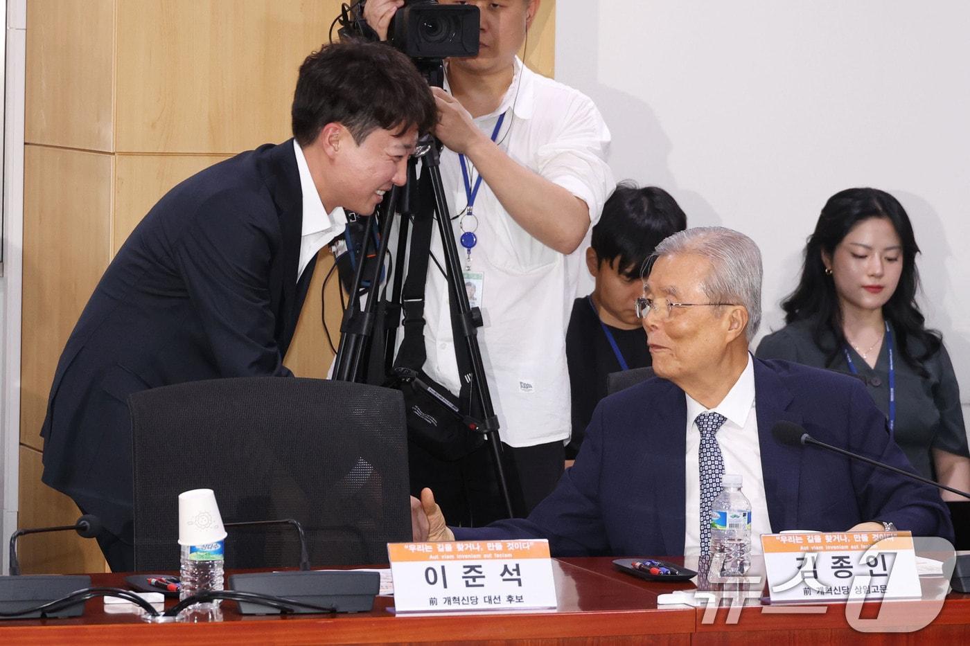 이준석 개혁신당 의원과 김종인 전 상임고문이 23일 오후 서울 여의도 국회 의원회관에서 열린 대선 평가 세미나에서 인사나누고 있다. 2025.6.23/뉴스1 ⓒ News1 이광호 기자