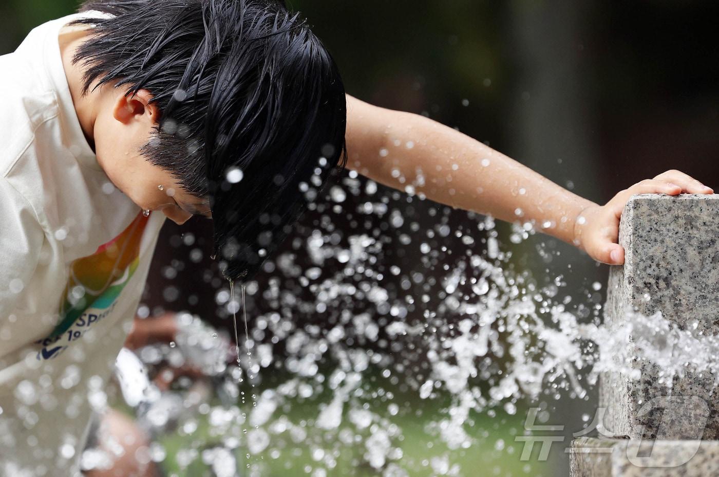 낮 최고 기온이 32도까지 올라 무더운 날씨를 보인 23일 광주 북구 일곡 제1근린공원에서 한 초등학생이 세수를 하며 더위를 식히고 있다.&#40;광주 북구 제공. 재판매 및 DB 금지&#41; 2025.6.23/뉴스1 ⓒ News1 박지현 기자