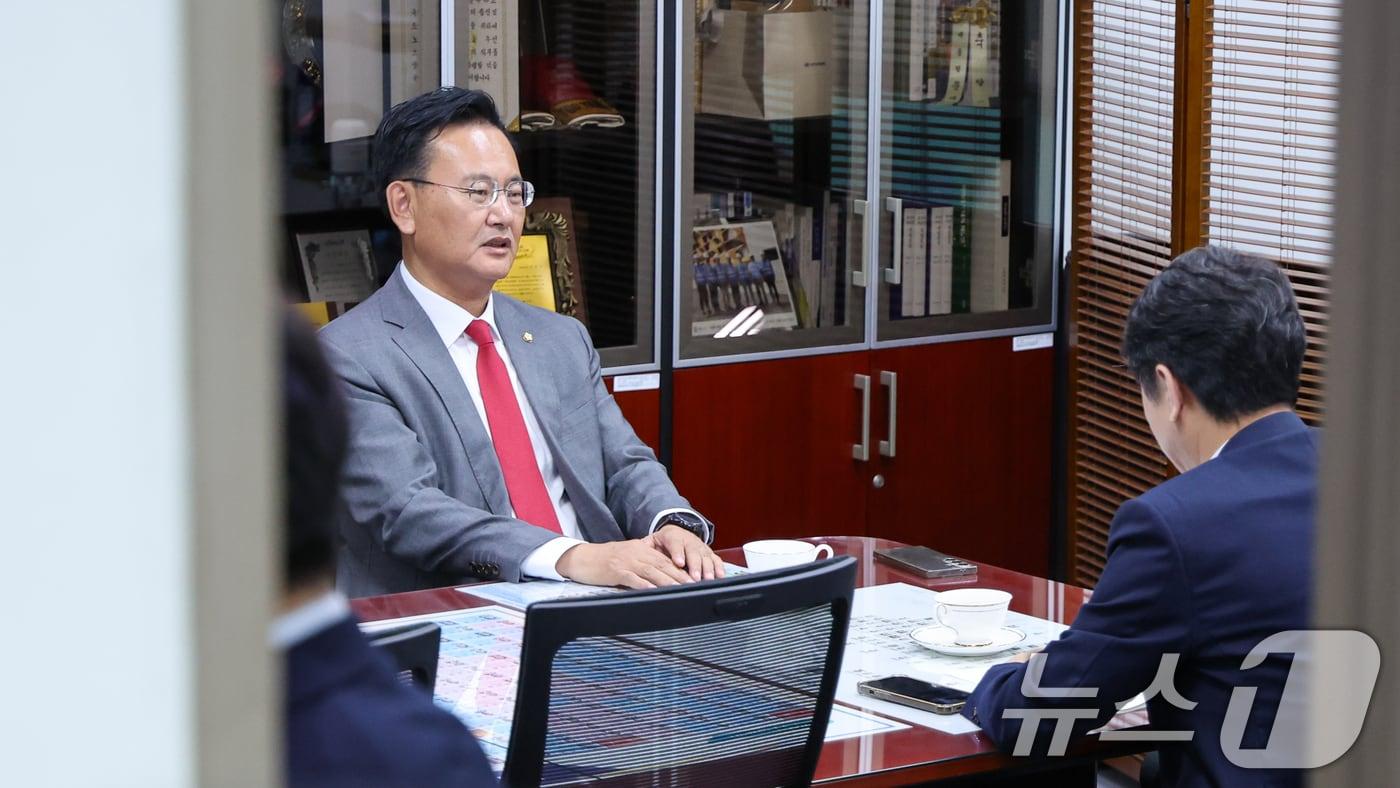 국민의힘 유상범(왼쪽), 더불어민주당 문진석 원내수석부대표가 23일 오후 서울 여의도 국회의원회관 문 의원실에서 본회의 일정 조정과 상임위원장 배분 협상 관련 회동하고 있다. 2025.6.23/뉴스1 ⓒ News1 안은나 기자