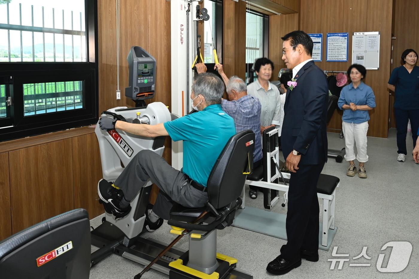 23일 전북 남원시보건소에서 &#39;농어촌 의료서비스 개선사업&#39; 기념식이 개최된 가운데 최경식 시장이 재활운동 기구를 이용 중인 어르신과 대화를 나누고 있다.&#40;남원시 제공. 재판매 및 DB금지&#41;/뉴스1 