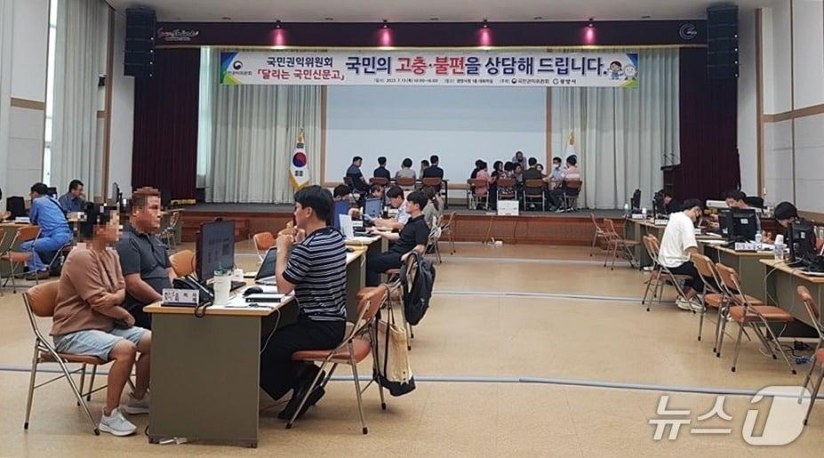 본문 이미지 - 지난 2023년 국민권익위원회가 광양시청에서 '달리는 신문고'를 운영하고 있다(광양시 제공) 