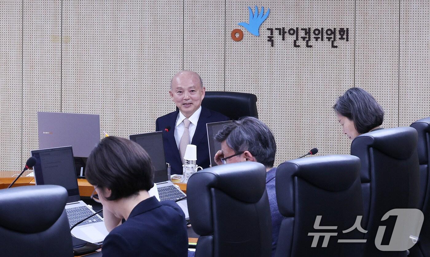 안창호 국가인권위원장이 23일 서울 중구 국가인권위원회에서 열린 제 13차 전원위원회를 주재하고 있다. 2025.6.23/뉴스1 ⓒ News1 박지혜 기자