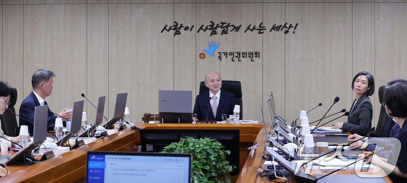 안창호 국가인권위원장이 23일 서울 중구 국가인권위원회에서 열린 제 13차 전원위원회를 주재하고 있다. 2025.6.23/뉴스1 ⓒ News1 박지혜 기자