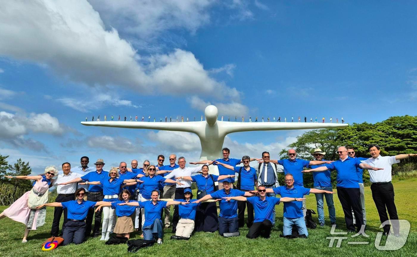 솔라시도 산이정원을 방문한 주한 EU 대사단의 모습 &#40;BS그룹 제공&#41;