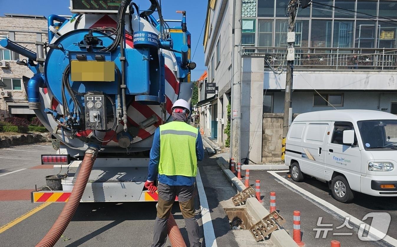 본문 이미지 - 보은군 빗물받아 점검 장면 (보은군 제공, 재판매 및 DB금지) /뉴스1 