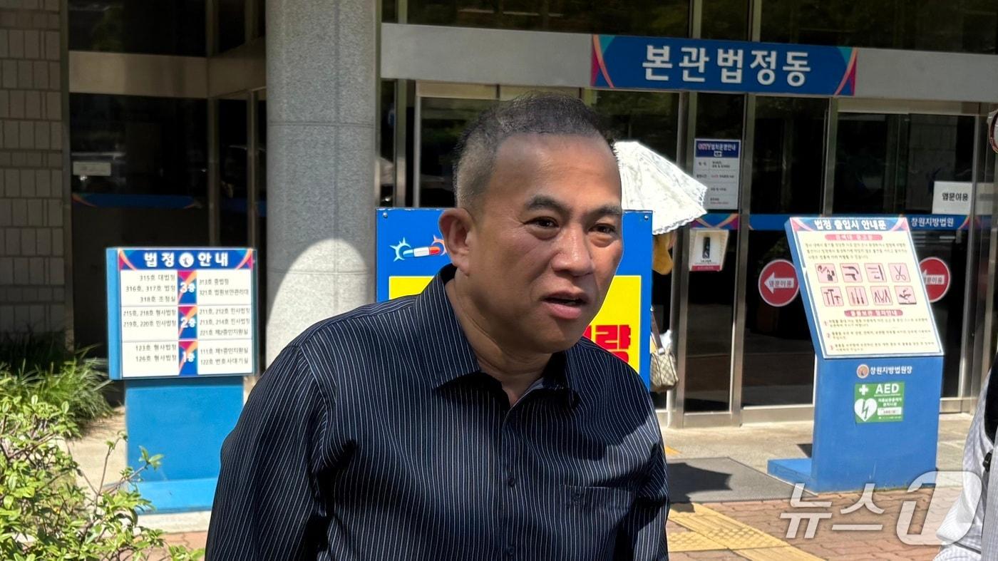 명태균 씨가 23일 창원지법 법정동 앞에서 취재진의 물음에 답하고 있다.2025.6.23/뉴스 1 강정태 기자