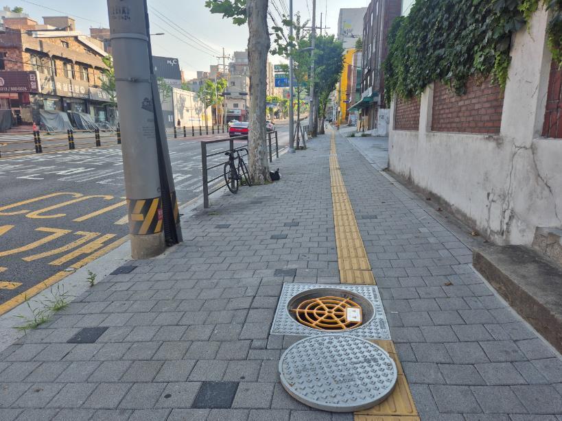 본문 이미지 - 도봉구 지역 내 한 보도 맨홀에 추락방지 시설이 설치돼 있다.(도봉구 제공)