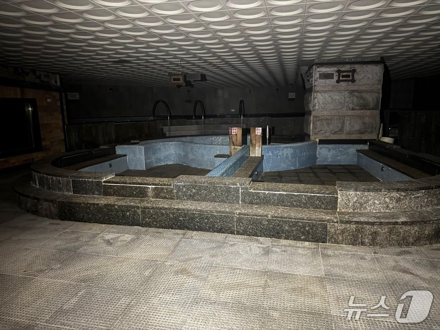 본문 이미지 - 인천문학경기장 동측 대형 찜질방이 운영되지 않은 채 방치되고 있다.2025.6.22/뉴스1