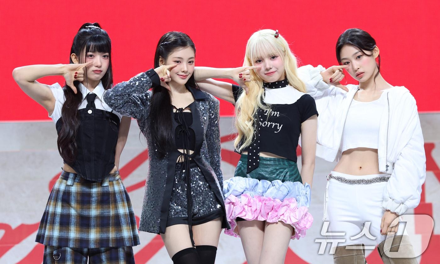 그룹 Baby DONT Cry(베이비돈크라이) 쿠미(왼쪽부터)와 이현, 미아, 베니가 23일 서울 용산구 블루스퀘어에서 가진 데뷔 싱글 'F Girl(에프걸)' 발매 쇼케이스에서 포즈를 취하고 있다. 2025.6.23/뉴스1 ⓒ News1 권현진 기자