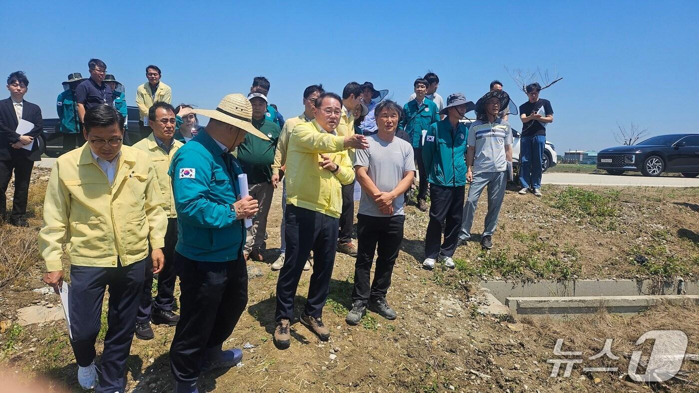 23일 김종훈 전북도 경제부지사가 집중호우로 농작물 피해가 발생한 부안군 계화면 현장에서 신속한 조사 및 복구를 강조하고 있다.(전북도 제공. 재판매 및 DB금지)/뉴스1  