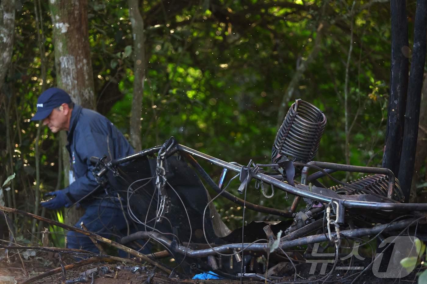 브라질 남부 산타카타리나주 프라이아 그란데에서 21명을 태운 열기구가 21일(현지시간) 추락했다. 추락한 잔해를 치우고 있는 당국. 2025.6.21 ⓒ AFP=뉴스1 ⓒ News1 김경민 기자
