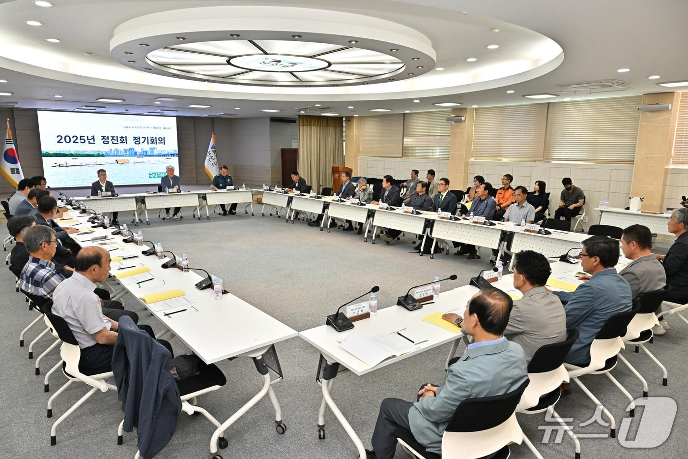 강원 정선군 기관·사회단체장 모임인 &#39;정진회&#39;가 23일 정선군청에서 올해 2분기 정기회의를 열고 군정 주요 정책과 지역 현안 정보를 공유하는 일정을 소화했다. &#40;정선군 제공. 재판매 및 DB금지&#41; 2025.6.23/뉴스1