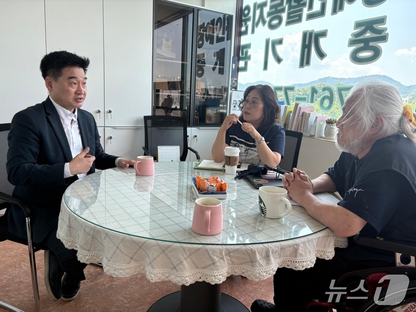 본문 이미지 - 무소속의 최혁진 비례대표 국회의원(맨 왼쪽)이 23일 강원 원주장애인자립생활센터에서 센터의 박경석 대표를 비롯한 직원들과 만나 장애인 정책에 대한 의견을 나눴다. (최혁진 의원실 제공. 재판매 및 DB금지) 2025.6.23/뉴스1