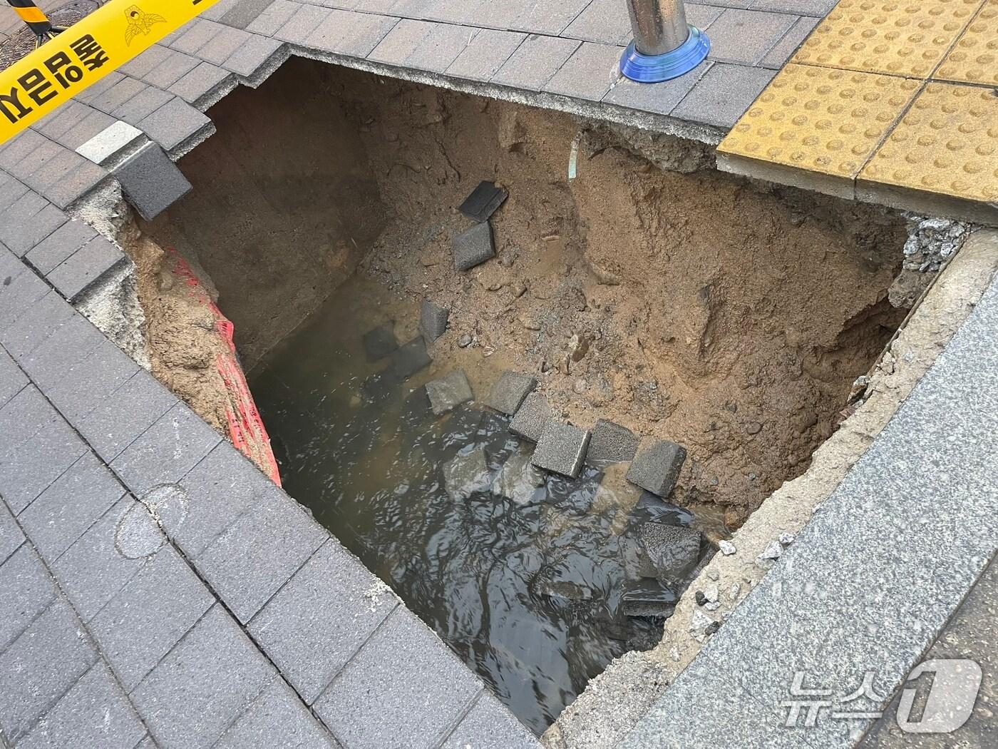 본문 이미지 - 지난 21일 오후 6시 12분께 전북 남원시 도통동에서 발생한 싱크홀 사고 현장 모습.(전북 소방 제공. 재판매 및 DB금지)