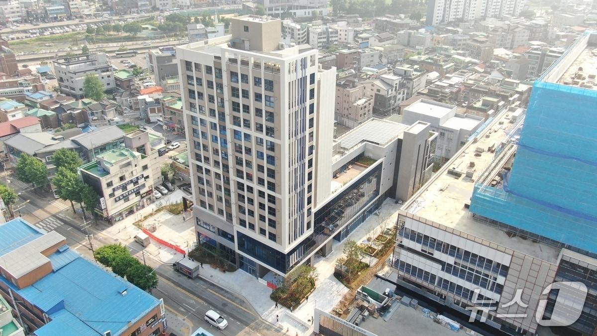 본문 이미지 - 광주시 송정동 도시재생사업의 핵심 시설인 ‘통미햇살마루’가 들어선 복합 건축물 전경.&#40;광주시 제공&#41;