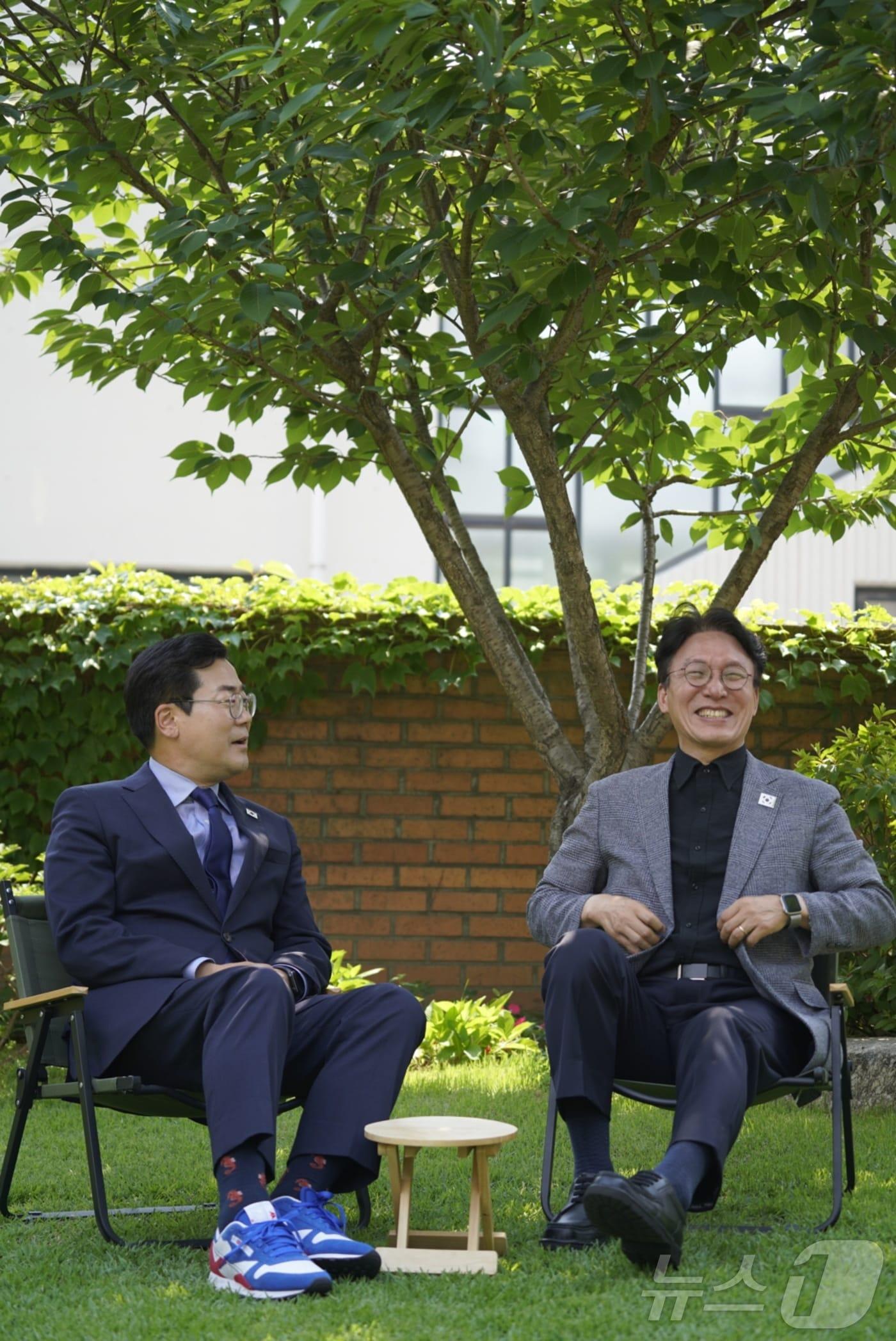 본문 이미지 - 당대표 출사표를 던진 박찬대 더불어민주당 의원이 23일 인사청문회를 하루 앞둔 김민석 국무총리 후보자를 찾아 격려하고 있다. (박찬대 의원실 제공. 재판매 및 DB금지) 2025.6.23/뉴스1