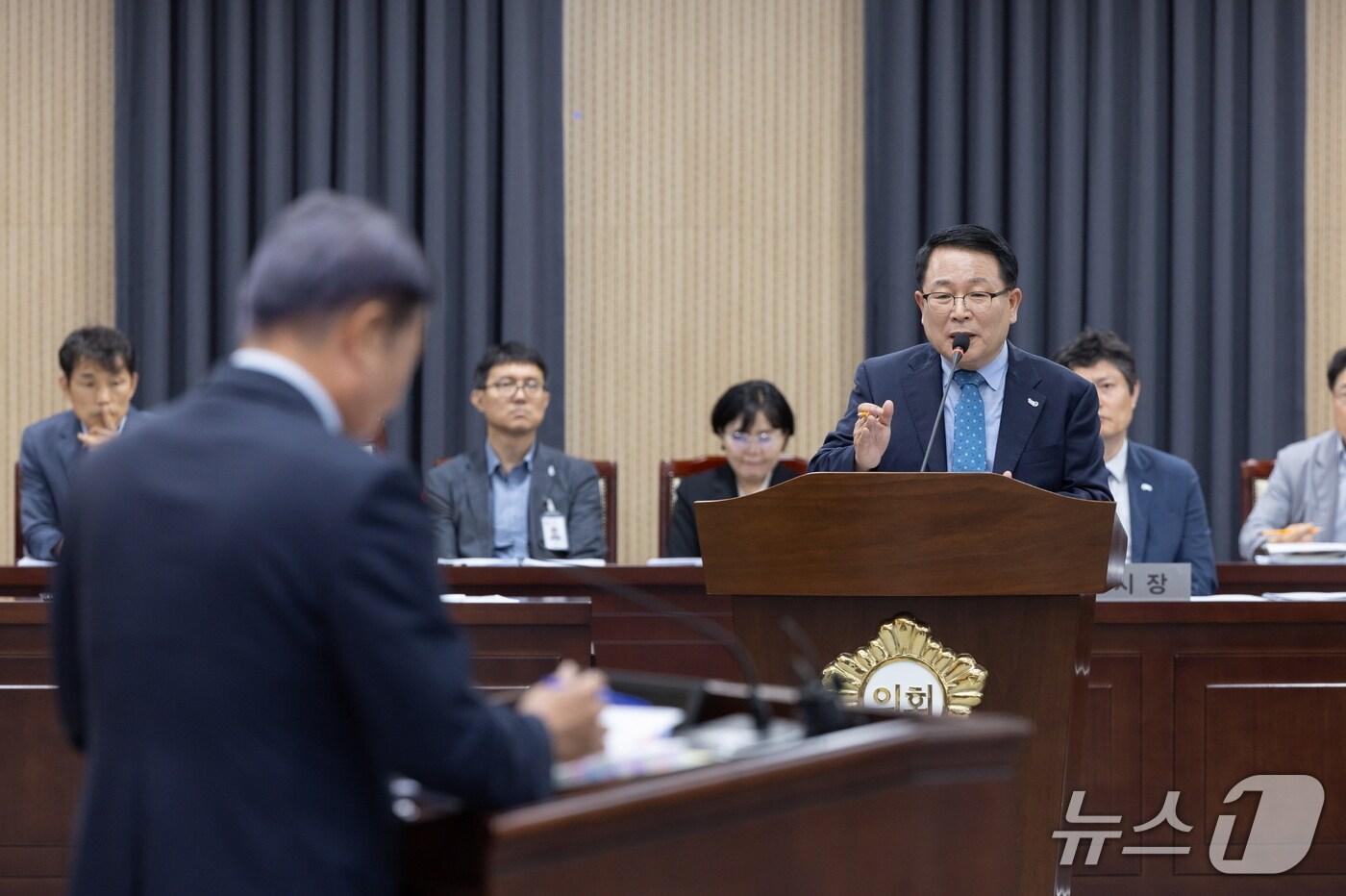 정헌율 익산시장인 23일 열린 제270회 익산시의회 시정질문에서 김충영 의원의 질의에 답하고 있다.(익산시 제공. 재판매 및 DB금지)