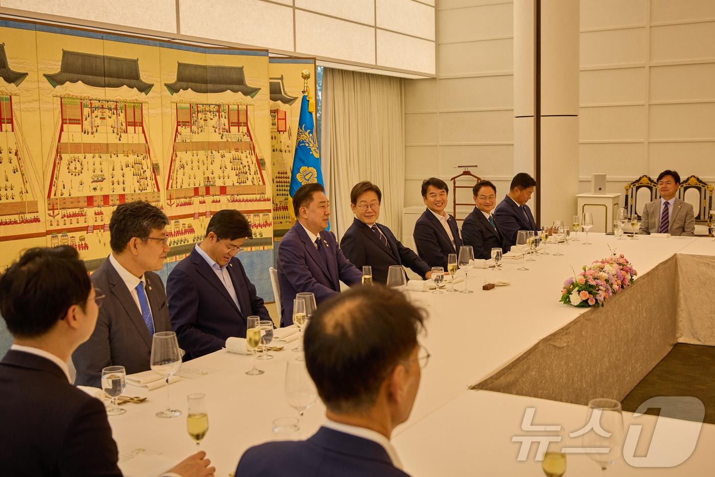 이재명 대통령이 23일 서울 한남동 관저에서 김병기 원내대표 등 더불어민주당 신임 원내지도부와 상견례를 겸한 만찬을 하고 있다. (대통령실 제공. 재판매 및 DB 금지) 2025.6.23/뉴스1 ⓒ News1 허경 기자