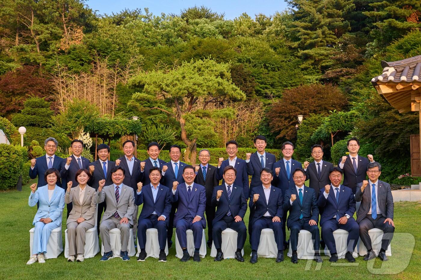 이재명 대통령이 23일 서울 한남동 관저에서 김병기 원내대표 등 더불어민주당 신임 원내지도부와 가진 상견례를 겸한 만찬에서 기념촬영을 하고 있다. &#40;대통령실 제공. 재판매 및 DB 금지&#41; 2025.6.23/뉴스1 ⓒ News1 허경 기자