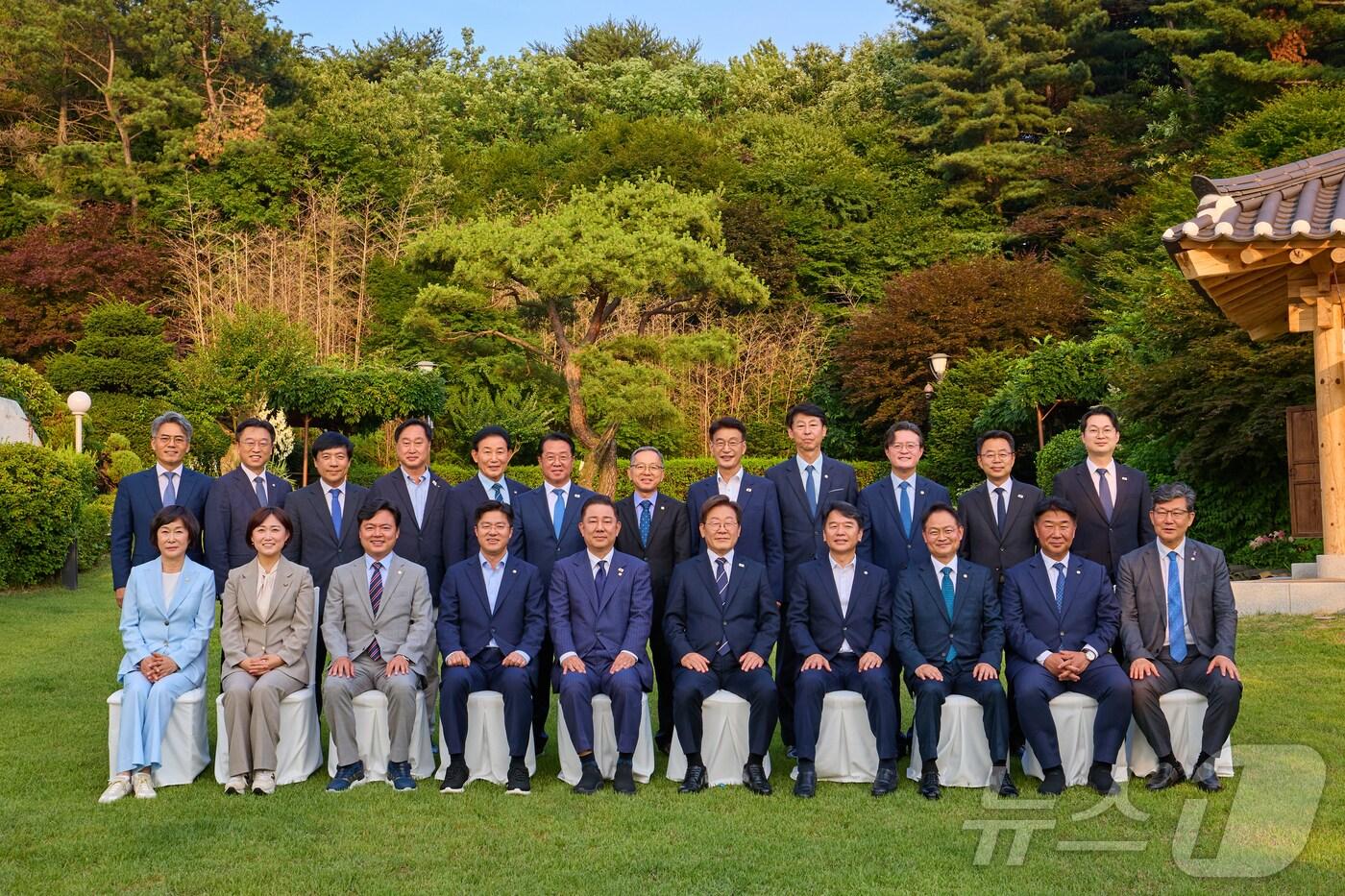 이재명 대통령이 23일 서울 한남동 관저에서 김병기 원내대표 등 더불어민주당 신임 원내지도부와 가진 상견례를 겸한 만찬에서 기념촬영을 하고 있다. (대통령실 제공. 재판매 및 DB 금지) 2025.6.23/뉴스1 ⓒ News1 허경 기자