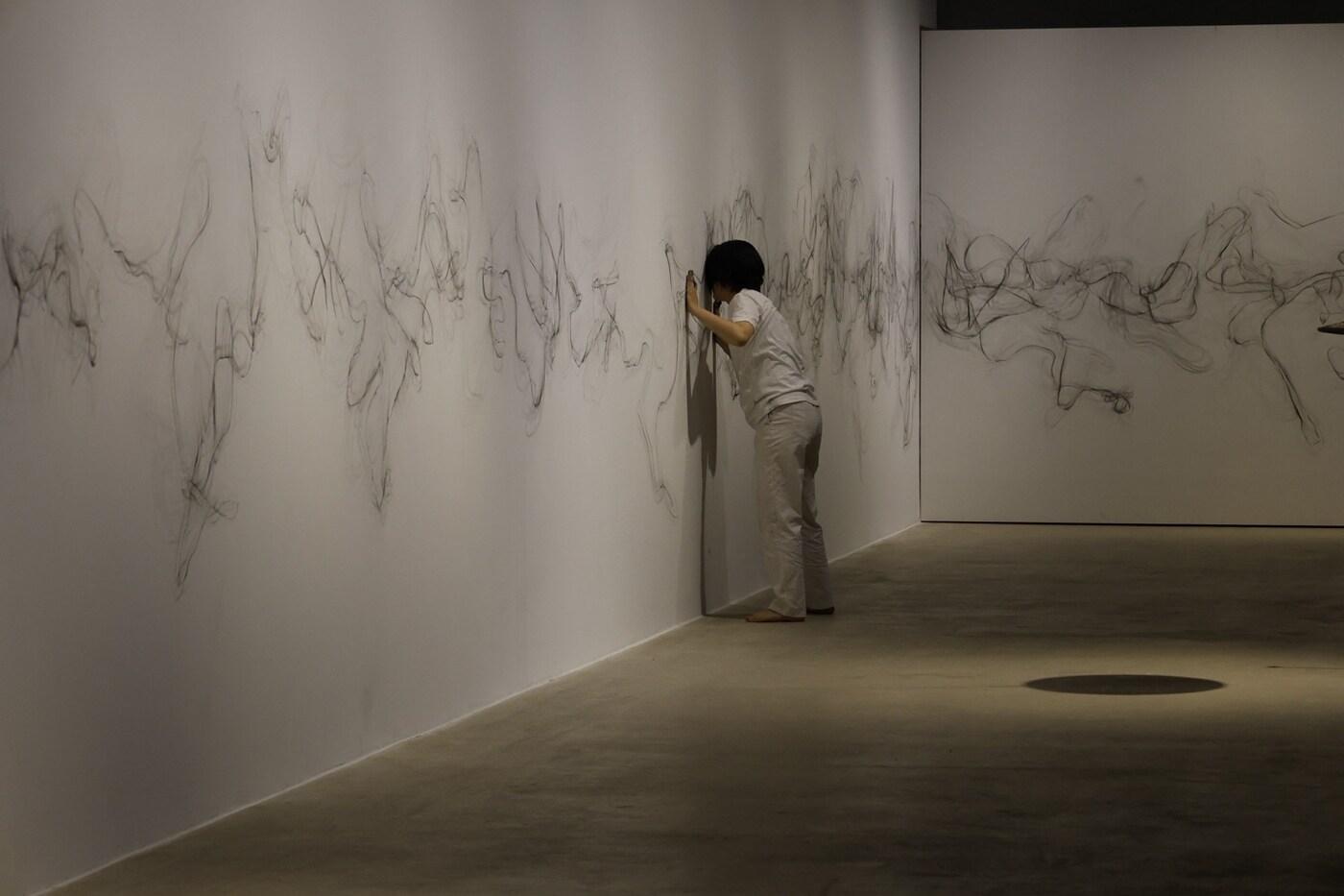 김도희, 배꼽 위의 파도, 2025, 퍼포먼스 스틸컷 (아트스페이스3 제공)