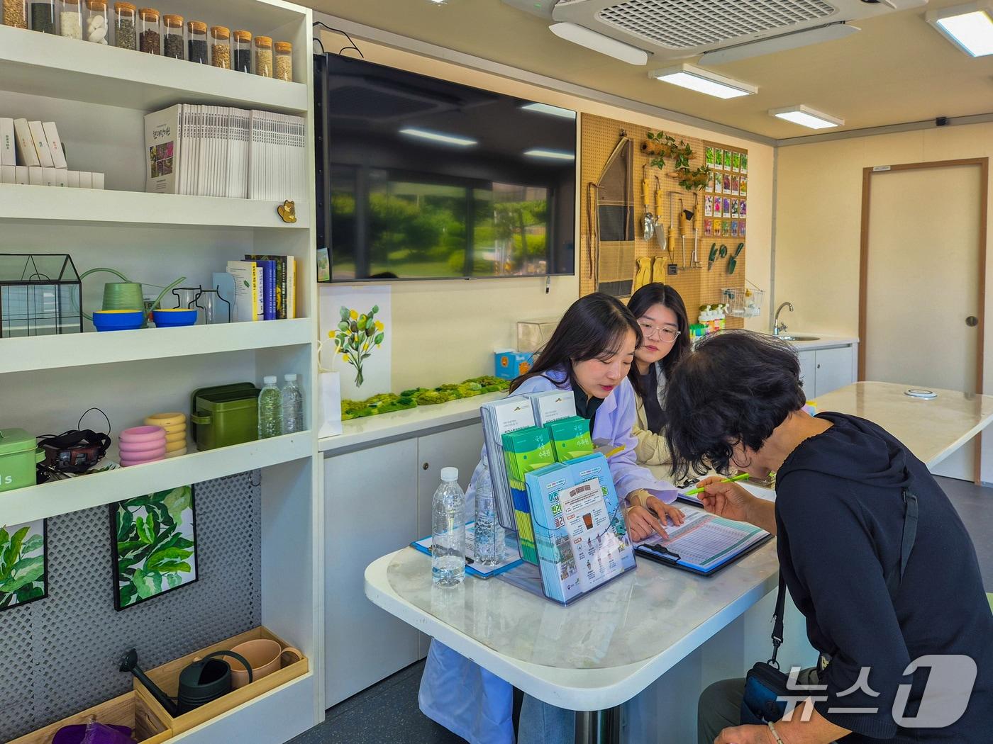 본문 이미지 - 태안군 신진도 일원에서 펼쳐진 반려 식물 상담 서비스 모습. (한국수목원정원관리원 제공.재판매 및 DB금지) /뉴스1