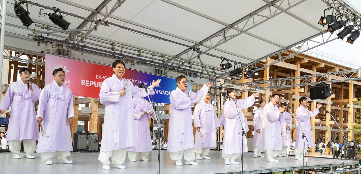 22일 &#39;2025 오사카엑스포&#39; 야외 팝업스테이지에서 크라운해태제과 임직원들이 &#39;진도 아리랑&#39;을 공연하고 있다.&#40;크라운해태제과 제공&#41;