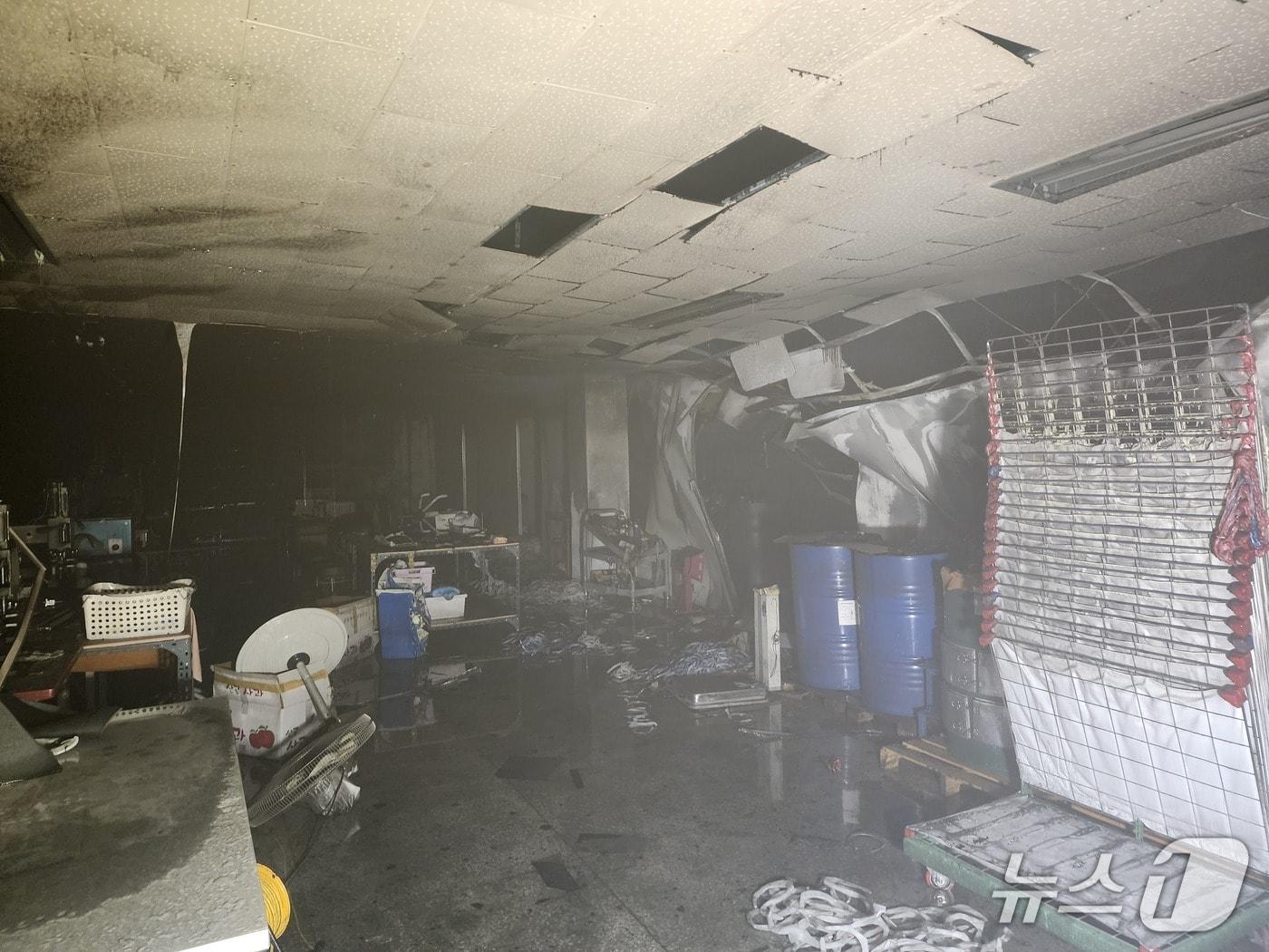 본문 이미지 - 23일 부산 사상구 학장동 공장 화재 현장.(부산소방재난본부 제공. 재판매 및 DB 금지)