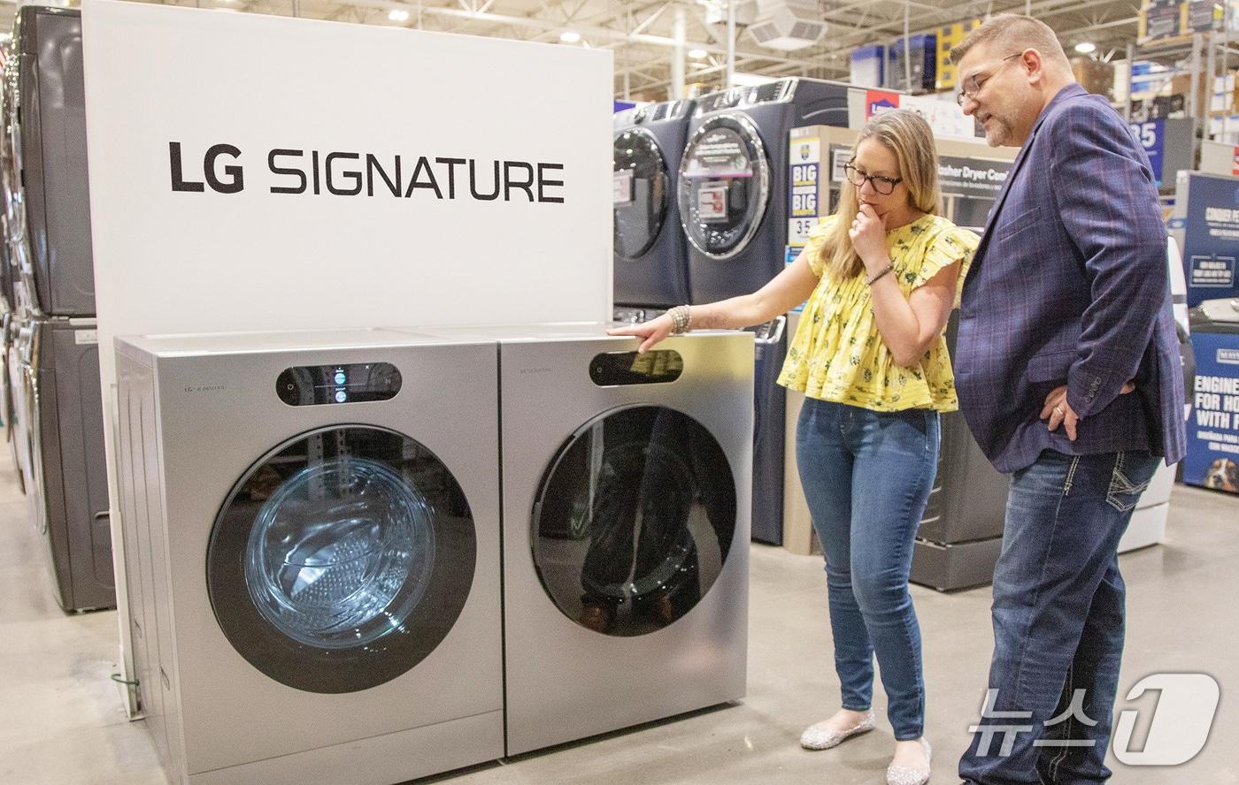 미국 로우스 매장 전시 중인 LG 시그니처 세탁기와 건조기(LG전자 제공)