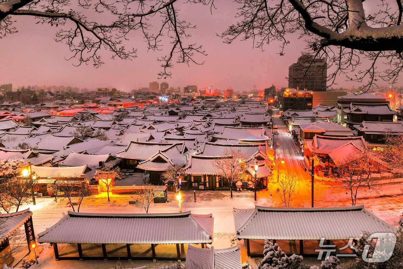 2019년 한국관광 공모전 사진 부문에서 입선한 한옥마을의 겨울새벽(한국관광공사 제공)