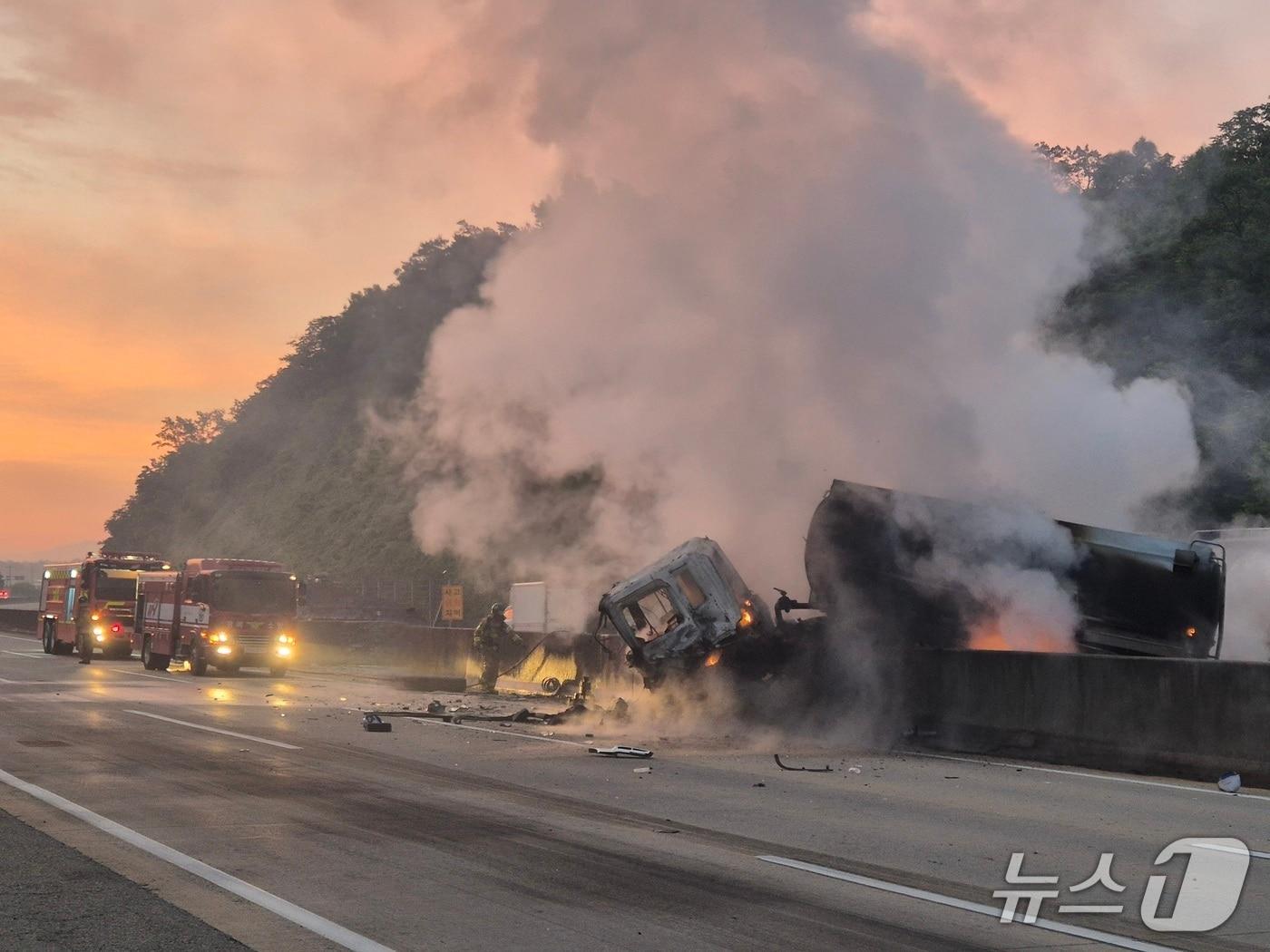 본문 이미지 - 24일 오전 4시 49분쯤 경북 영천시 금호읍 호남리 경부고속도로 서울 방향 101.8㎞ 지점에서 살수차가 단독으로 중앙분리대를 충돌하면서 불이 났다(경북소방본부 제공. 재판매 및 DB 금지)2025.6.24/뉴스1