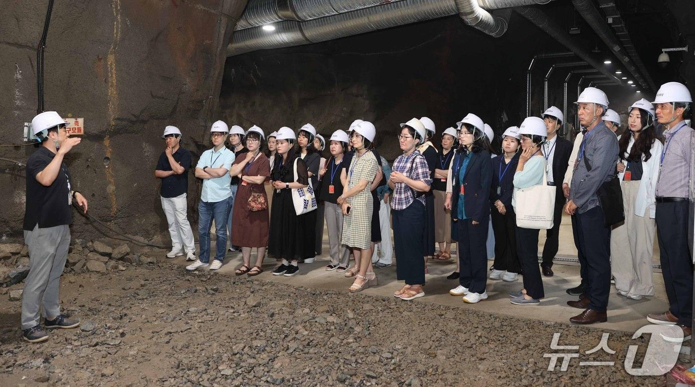 방사성폐기물 지하처분연구시설 KURT를 둘러보는 교원들&#40;원자력연 제공&#41; /뉴스1