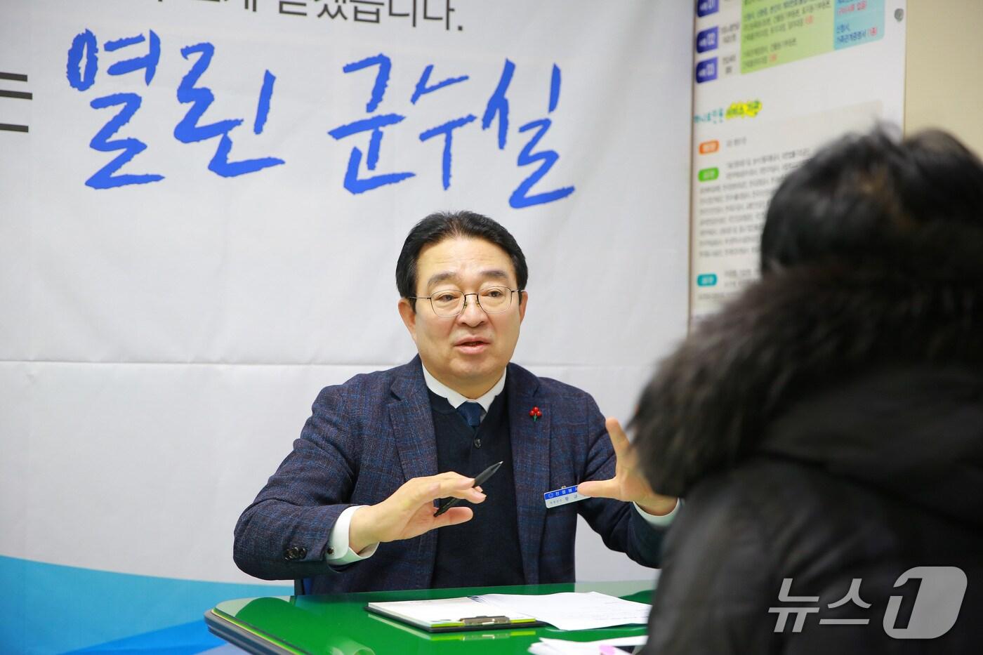황규철 옥천군수가 열린 군수실에서 민원인과  1대 1 대화를 나누고 있다.  &#40;옥천군 제공, 재판매 및 DB금지&#41; /뉴스1