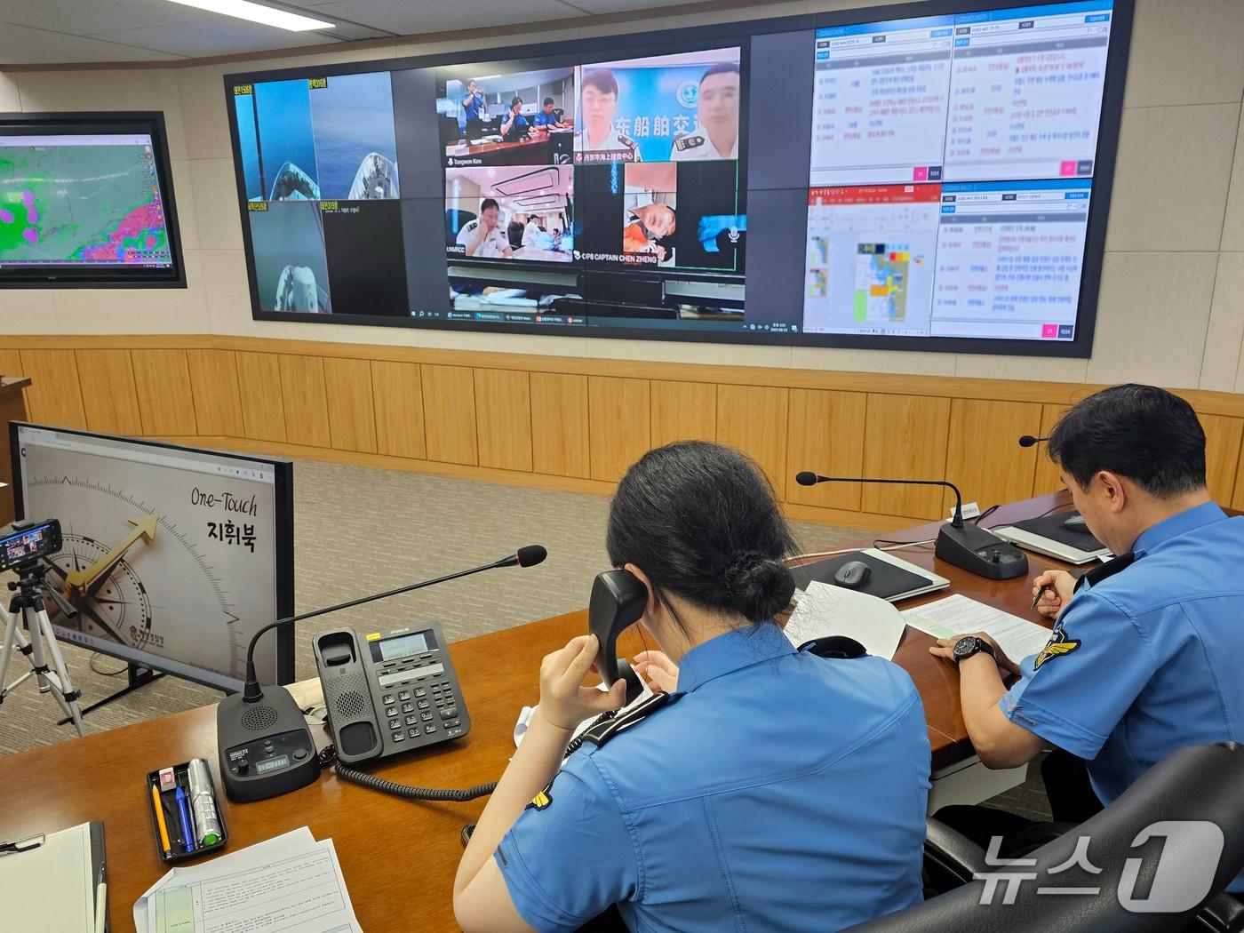 본문 이미지 - 중부해경청 관계자들이 중국 해상수구중심 관계자들과 훈련을 하고 있다. (중부지방해양경찰청 제공. 재판매 및 DB금지) / 뉴스1