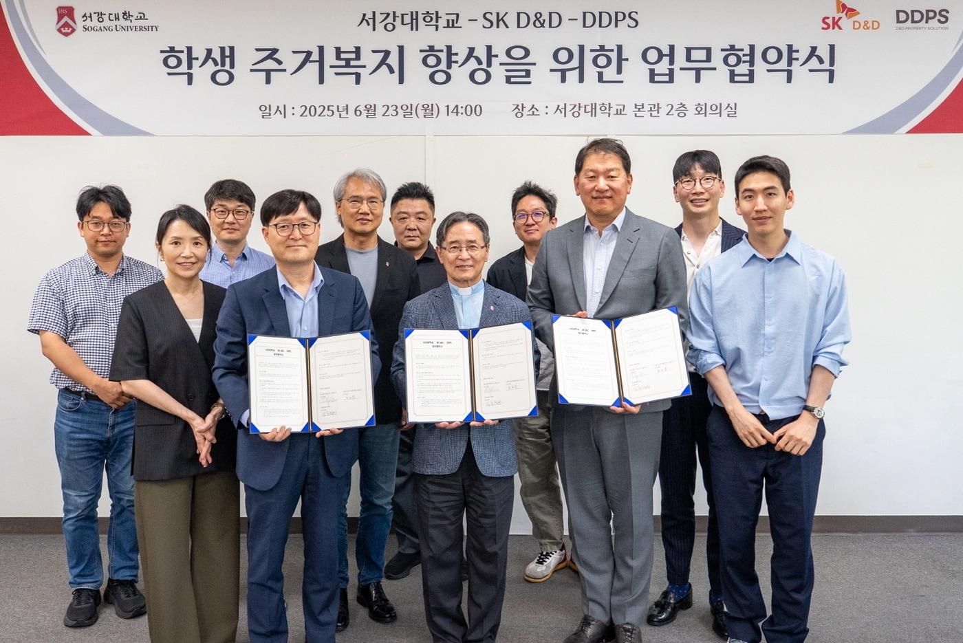 (왼쪽부터) 오영래 디앤디프라퍼티솔루션 대표, 심종혁 서강대 총장, 김도현 SK디앤디 대표가 MOU를 체결한 뒤 기념 촬영을 하고 있다(SK디앤디 제공).