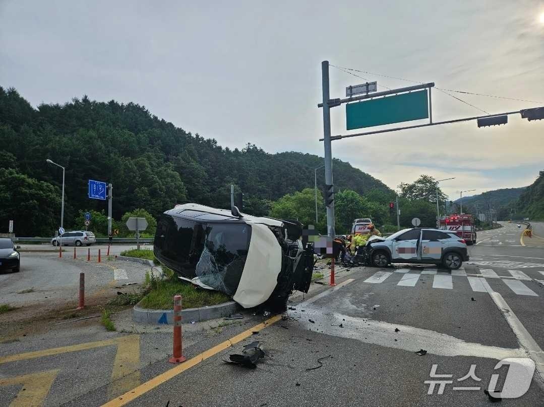 본문 이미지 - 춘천 동산면 남춘천IC 삼거리 교통사고 현장.(강원도소방본부 제공, 재판매 및 DB금지)