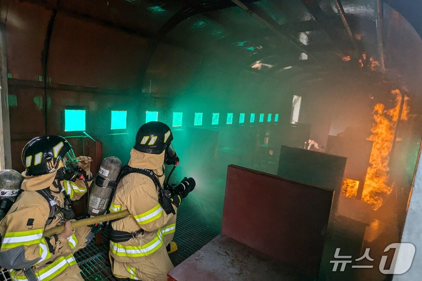 김포공항 소방구조대가 자체 항공기 화재 진압훈련을 하고 있는 모습(한국공항공사 제공. 재판매 및 DB금지) / 뉴스1