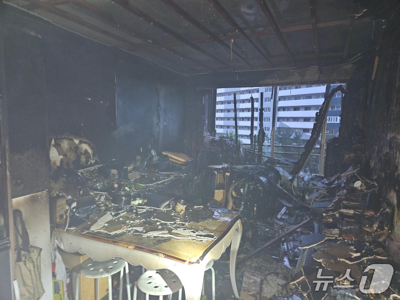 본문 이미지 - 24일 오전 부산 부산진구 개금동 아파트 화재 현장.(부산소방재난본부 제공. 재판매 및 DB 금지)