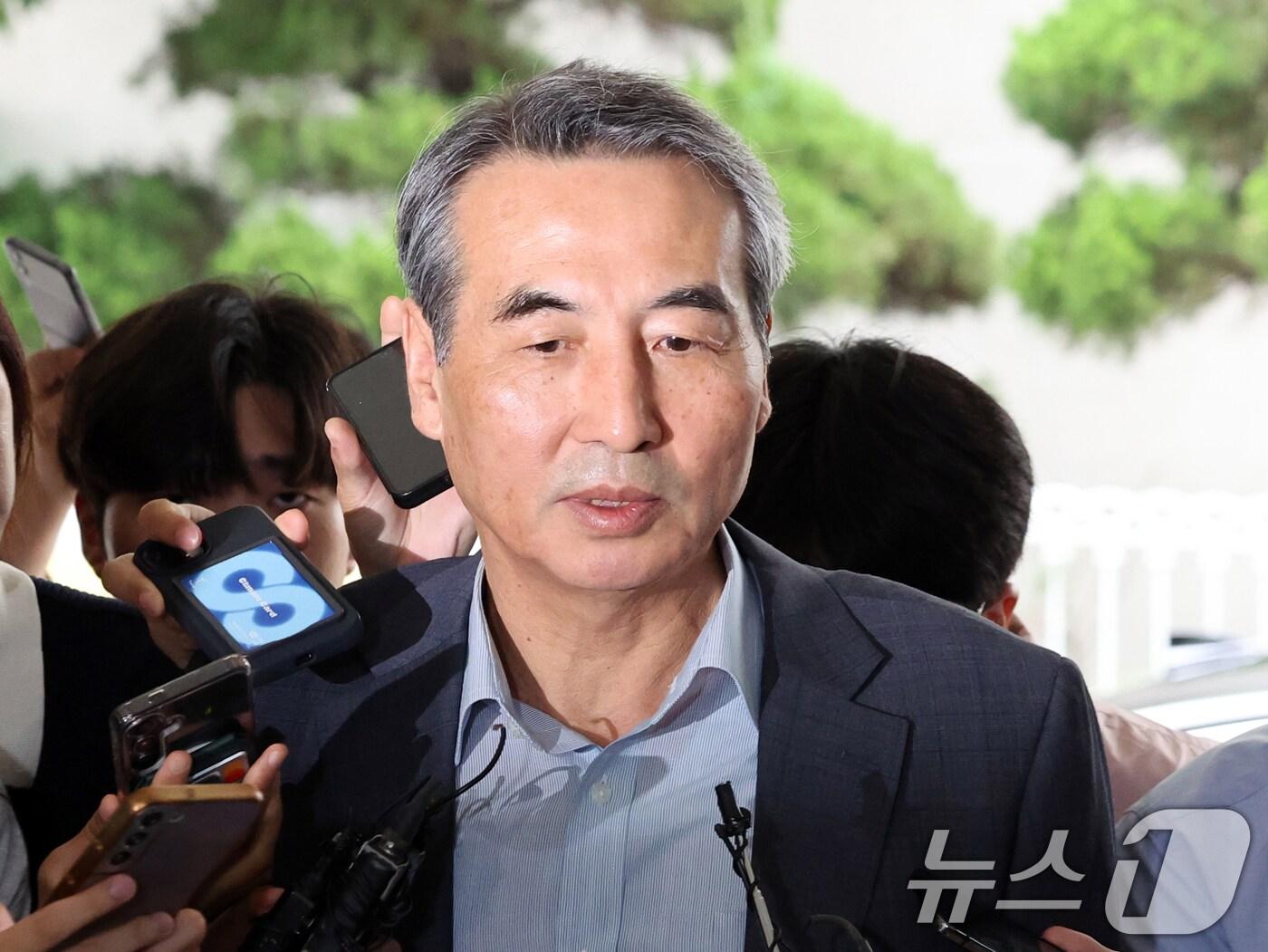 본문 이미지 - 윤석열 전 대통령의 부인 김건희 여사 의혹 관련 사건 수사를 맡은 민중기 특별검사가 24일 오전 서울 서초구 사무실로 들어서며 취재진 질문에 답하고 있다. 2025.6.24/뉴스1 ⓒ News1 황기선 기자