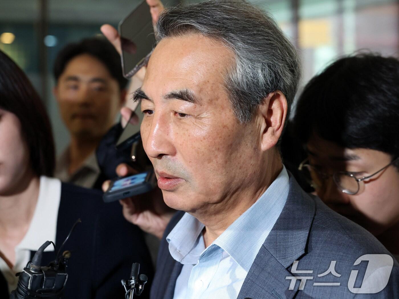 본문 이미지 - 윤석열 전 대통령의 부인 김건희 여사 의혹 관련 사건 수사를 맡은 민중기 특별검사가 24일 오전 서울 서초구 사무실로 들어서며 취재진 질문에 답하고 있다. 2025.6.24/뉴스1 ⓒ News1 황기선 기자